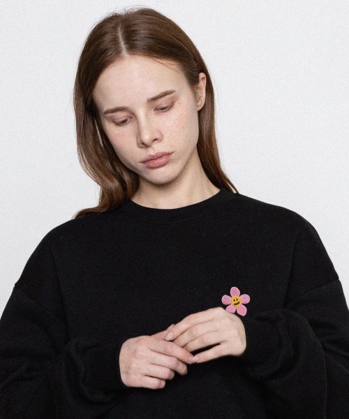 GRAVER（グレーバー）の「[ユニセックス]ピンクフラワードット刺繍スウェット_ブラック（スウェット・レディース・ブラック・SMALL/MEDIUM/LARGE）」の2枚目の写真