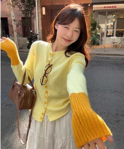 semuse(セミューズ)の「配色袖ボタンデザインニットカーディガン(カーディガン/ボレロ・レディース・レッド/ブルー/イエロー・FREE)」の3枚目の写真