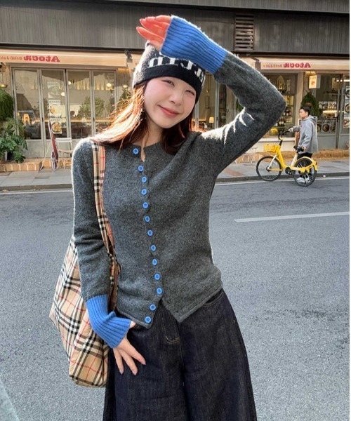 semuse(セミューズ)の「配色袖ボタンデザインニットカーディガン(カーディガン/ボレロ・レディース・レッド/ブルー/イエロー・FREE)」の4枚目の写真