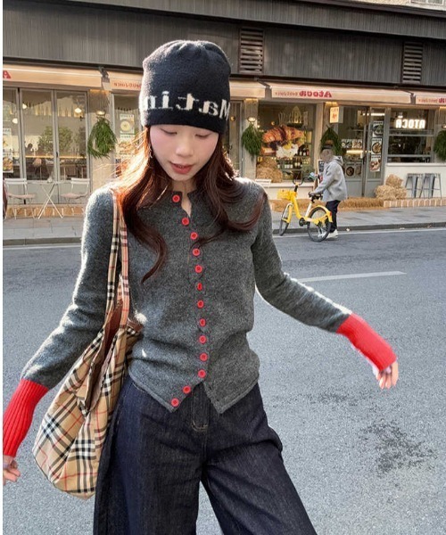 semuse(セミューズ)の「配色袖ボタンデザインニットカーディガン(カーディガン/ボレロ・レディース・レッド/ブルー/イエロー・FREE)」の7枚目の写真