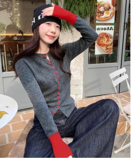 semuse(セミューズ)の「配色袖ボタンデザインニットカーディガン(カーディガン/ボレロ・レディース・レッド/ブルー/イエロー・FREE)」の6枚目の写真