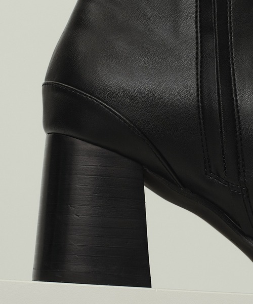 CITY TOKYO（シティトウキョウ）の「Round Toe Boots/フェイクレザーラウンドトゥブーツ（ブーツ・レディース・ブラック・1/2）」の2枚目の写真