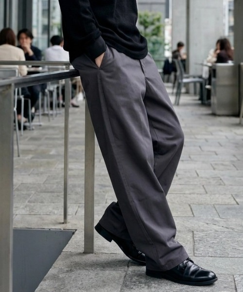 HANES(ヘインズ)の「Hanes/へインズ WIDE FIT CHINO PANTS/ワイドフィット ストレート ノータック チノパンツ/レディース メンズ(チノパンツ・メンズ・ブラック/ベージュ/カーキ/チャコール・LL/S/M/L)」の2枚目の写真