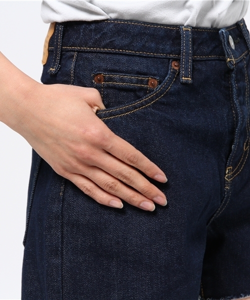 MOUSSY（マウジー）の「CUT OFF DENIM S/PT（デニムパンツ・レディース・ワンウォッシュ/ライトブルー/ブルー・2/0/1）」の11枚目の写真