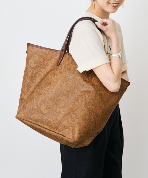 Spick & Span(スピックアンドスパン)の「《一部店舗+WEB限定》A VACATION/ア ヴァケーション ROAM MUSTARD PAISLEY(トートバッグ・レディース・ブラウン・FREE)」の3枚目の写真
