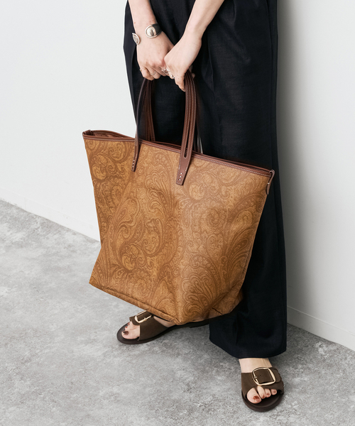 Spick & Span(スピックアンドスパン)の「《一部店舗+WEB限定》A VACATION/ア ヴァケーション ROAM MUSTARD PAISLEY(トートバッグ・レディース・ブラウン・FREE)」の4枚目の写真