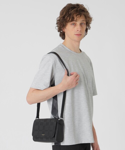 BLACK LABEL CRESTBRIDGE（ブラックレーベル・クレストブリッジ）の「エンボスチェックメッセンジャーバッグ（ショルダーバッグ・メンズ・ブラック/ベージュ系その他5・FREE）」の3枚目の写真