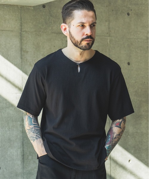 MR.OLIVE（ミスターオリーブ）の「88/12 VINTAGE MATERIAL / KEY NECK T-SHIRT /M261137（Tシャツ/カットソー・メンズ・オフホワイト/ブラック/ブラウン・MEDIUM/LARGE）」の2枚目の写真