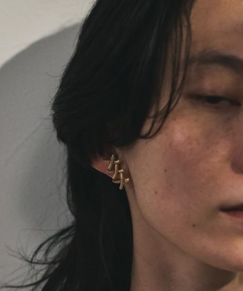 Three Four Time(スリーフォータイム)の「【LIMITED NUMBER/リミテッドナンバー】トリプルクロスラインピアス(ピアス(両耳用)・レディース・ゴールド・FREE)」の1枚目の写真