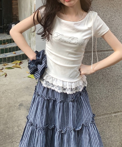SHEPP(シープ)の「【26年春夏新作】裾レースティアードフリルペプラムビジューロゴ半袖Tシャツ(Tシャツ/カットソー・レディース・ホワイト/ブラック/グレー・M/L)」の1枚目の写真