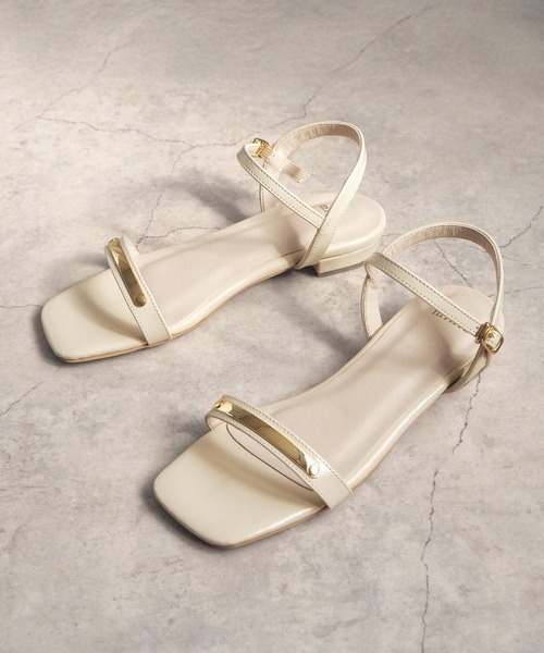 minia(ミニア)の「【上品華奢見え】ゴールドプレートのアンクルストラップサンダル < 2cmローヒール >(サンダル・レディース・ブラック/アイボリー・L/M/S)」の2枚目の写真