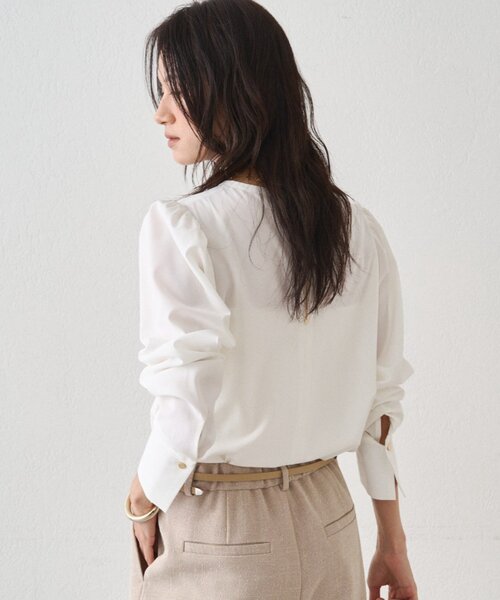LOUNGEDRESS（ラウンジドレス）の「【Atelier N5/アトリエヌメロサンク】パフスリーブクルーブラウス（シャツ/ブラウス・レディース・オフホワイト/ネイビー・FREE）」の15枚目の写真
