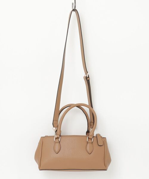 Guess（ゲス）の「CLAUDIA Satchel ハンドバッグ  （ショルダーバッグ・レディース・キャメル/ブラック/ストーン・ONE SIZE）」の18枚目の写真