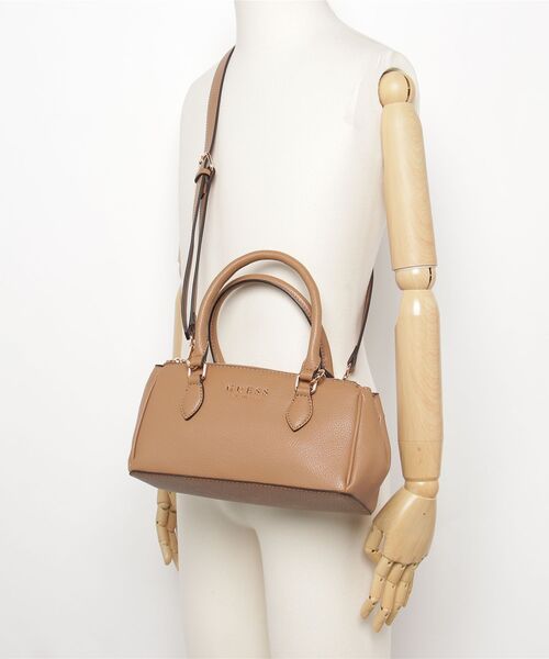 Guess（ゲス）の「CLAUDIA Satchel ハンドバッグ  （ショルダーバッグ・レディース・キャメル/ブラック/ストーン・ONE SIZE）」の21枚目の写真