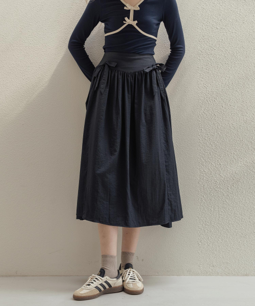 LAUTREDE MIN(ロートルドミン)の「Shirring Ribbon Navy skirt(スカート・レディース・ネイビー・SMALL/MEDIUM)」の3枚目の写真