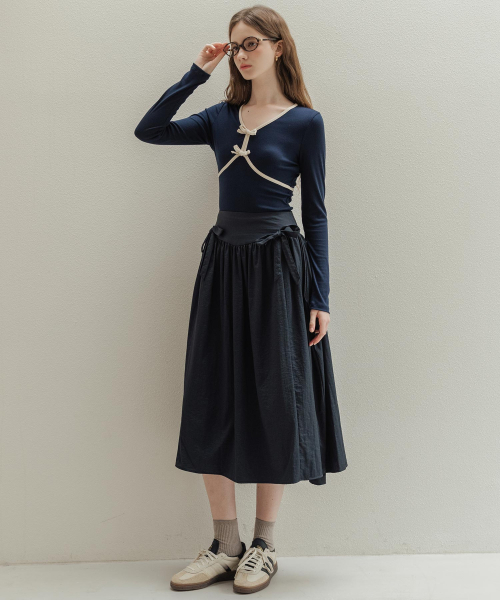 LAUTREDE MIN(ロートルドミン)の「Shirring Ribbon Navy skirt(スカート・レディース・ネイビー・SMALL/MEDIUM)」の4枚目の写真