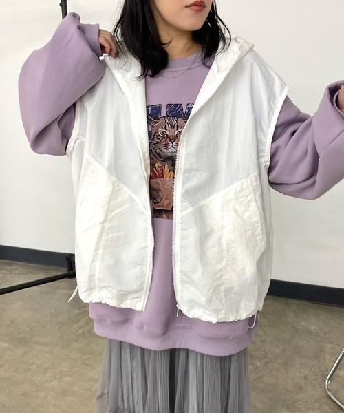 CRB(シーアールビー)の「ナイロンフードベスト(ベスト・レディース・ベージュ/ブラック/チャコール/オフホワイト・F)」の2枚目の写真