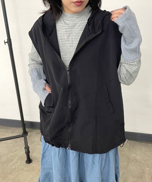 CRB(シーアールビー)の「ナイロンフードベスト(ベスト・レディース・ベージュ/ブラック/チャコール/オフホワイト・F)」の3枚目の写真