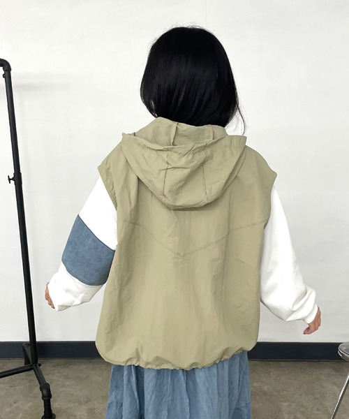 CRB(シーアールビー)の「ナイロンフードベスト(ベスト・レディース・ベージュ/ブラック/チャコール/オフホワイト・F)」の16枚目の写真