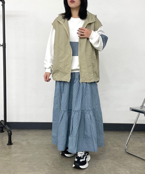 CRB(シーアールビー)の「ナイロンフードベスト(ベスト・レディース・ベージュ/ブラック/チャコール/オフホワイト・F)」の17枚目の写真
