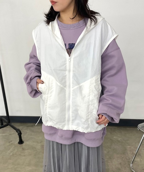 CRB(シーアールビー)の「ナイロンフードベスト(ベスト・レディース・ベージュ/ブラック/チャコール/オフホワイト・F)」の18枚目の写真