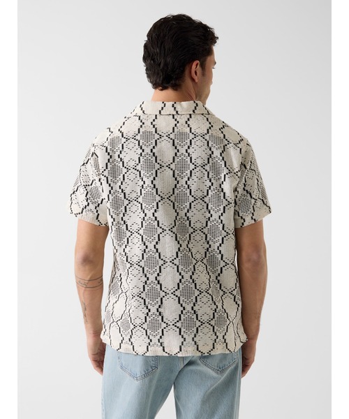 Guess(ゲス)の「CARTER Geo Crochet Shirt シャツ(シャツ/ブラウス・メンズ・ベージュ・SMALL/X-LARGE/XX-LARGE/MEDIUM/LARGE)」の2枚目の写真