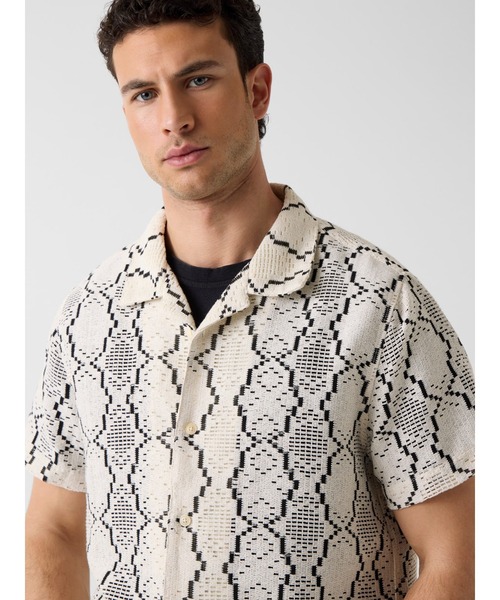 Guess(ゲス)の「CARTER Geo Crochet Shirt シャツ(シャツ/ブラウス・メンズ・ベージュ・SMALL/X-LARGE/XX-LARGE/MEDIUM/LARGE)」の3枚目の写真