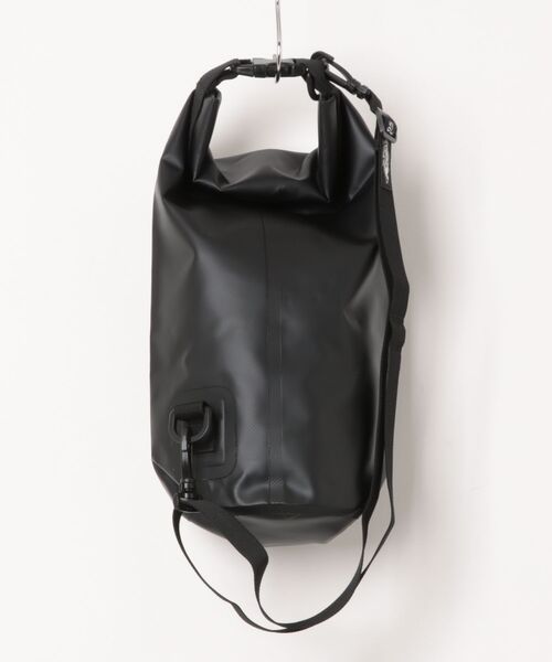 Quiksilver（クイックシルバー）の「QUIKSILVER メンズ SMALL BACK DRY スタッシュバッグ Sサイズ 5L 防水【2026年春夏モデル】/ターポリン（ショルダーバッグ・メンズ・ブラック・FREE）」の2枚目の写真