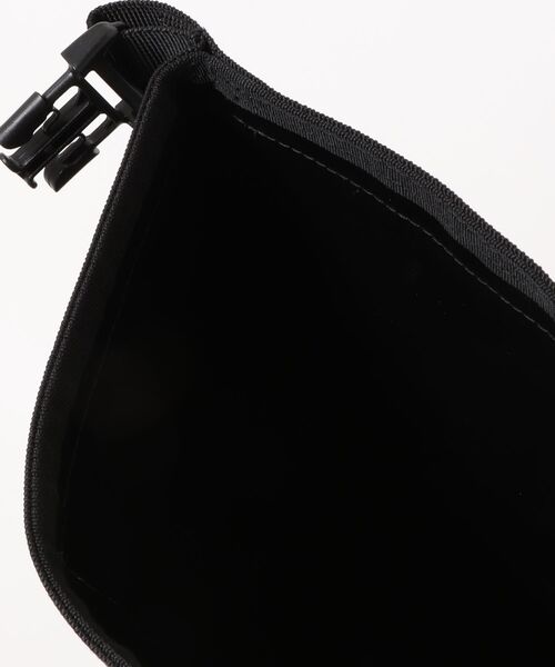 Quiksilver（クイックシルバー）の「QUIKSILVER メンズ SMALL BACK DRY スタッシュバッグ Sサイズ 5L 防水【2026年春夏モデル】/ターポリン（ショルダーバッグ・メンズ・ブラック・FREE）」の4枚目の写真