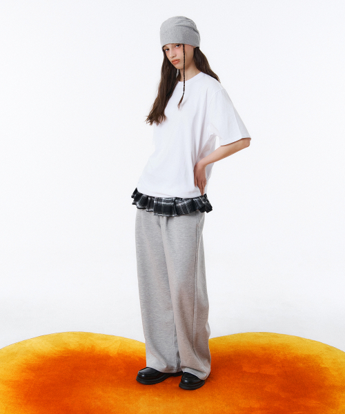 RANDOMOFF（ランダムオフ）の「[Unisex] BASIC LINE ONE TUCK WIDE SWEAT PANTS (2color)（スウェットパンツ・レディース・ブラック/グレー・SMALL/MEDIUM/LARGE）」の3枚目の写真