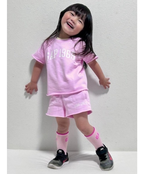 GAP（ギャップ）の「babyGap フレンチテリー 半袖 スウェットシャツ（スウェット・キッズ・イエロー/ピンク/ブラック/オフホワイト・70cm/80ｃｍ/90cm/100cm/110cm/95cm/105cm）」の5枚目の写真