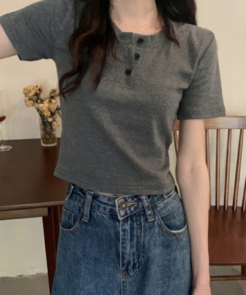 SallyLunn(サリーラン)の「ヘンリーネックコンパクトTシャツ(Tシャツ/カットソー・レディース・ホワイト/ブラック/グレー・MEDIUM/LARGE)」の1枚目の写真