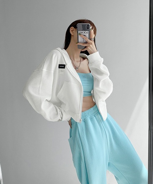 VIBGYOR(ヴィブジョー)の「【EIZZ/アイズ】ショート丈 ワッフル クロップド ジップアップ パーカー(パーカー・レディース・ホワイト/ブラック/ライトグレー・FREE)」の11枚目の写真