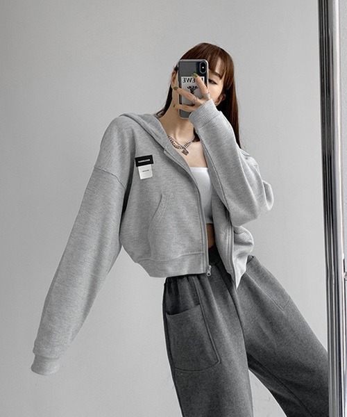 VIBGYOR(ヴィブジョー)の「【EIZZ/アイズ】ショート丈 ワッフル クロップド ジップアップ パーカー(パーカー・レディース・ホワイト/ブラック/ライトグレー・FREE)」の7枚目の写真