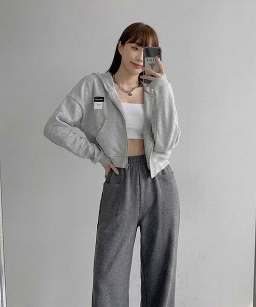 VIBGYOR(ヴィブジョー)の「【EIZZ/アイズ】ショート丈 ワッフル クロップド ジップアップ パーカー(パーカー・レディース・ホワイト/ブラック/ライトグレー・FREE)」の4枚目の写真