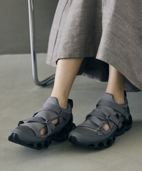 SLOBE IENA（スローブイエナ）の「MIZUNO/ミズノ wave prophecy strap（スニーカー・レディース・ライトグレー/ブラック・25cm/24cm/23cm）」の2枚目の写真