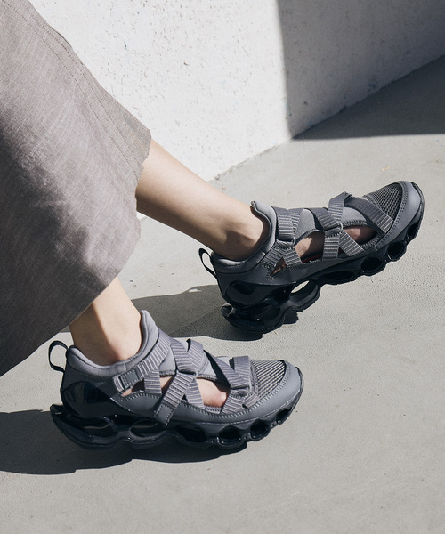 SLOBE IENA（スローブイエナ）の「MIZUNO/ミズノ wave prophecy strap（スニーカー・レディース・ライトグレー/ブラック・25cm/24cm/23cm）」の5枚目の写真