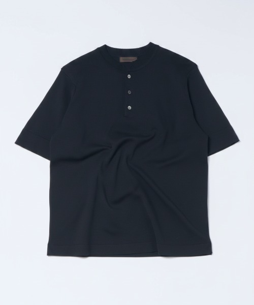 Rinascente(リナシェンテ)の「【Rinascente/リナシェンテ】Molesey ヘンリーネック サイドスリット ニット(ニット/セーター・メンズ・ブラック/グレイッシュベージュ/チャコールグレー/ホワイト/ダークブラウン/ライトグレー/インディゴブルー/ネイビー・SMALL/MEDIUM/LARGE/X-LARGE)」の3枚目の写真