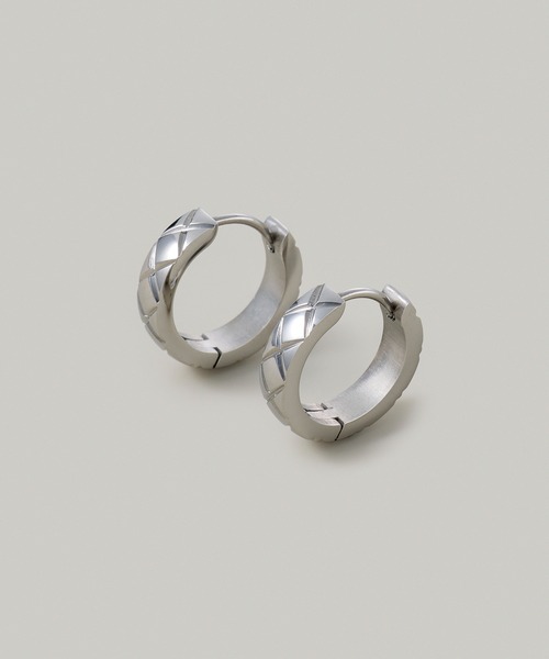 Jolie Toujours（ジョリトゥジュール）の「【汗や水に強い】〈ステンレス〉キルトラインフープピアス（ピアス（両耳用）・レディース・ゴールド/シルバー・FREE）」の2枚目の写真