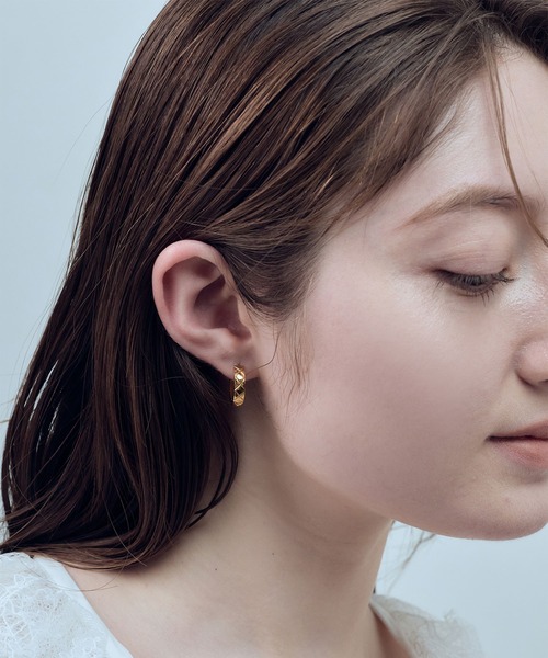 Jolie Toujours（ジョリトゥジュール）の「【汗や水に強い】〈ステンレス〉キルトラインフープピアス（ピアス（両耳用）・レディース・ゴールド/シルバー・FREE）」の5枚目の写真