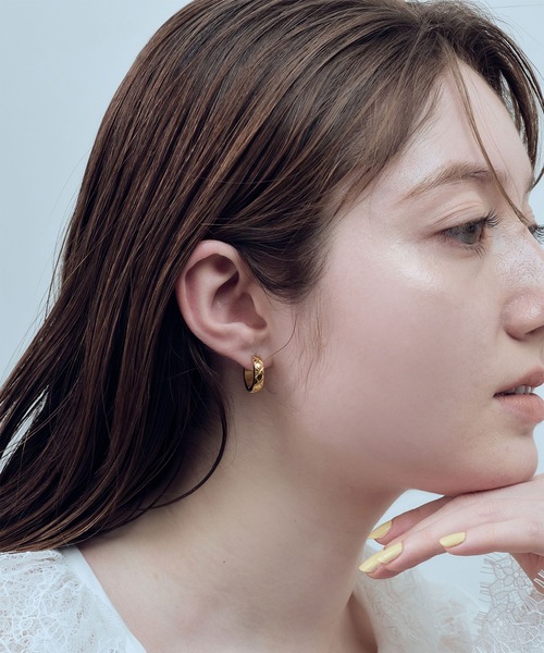Jolie Toujours（ジョリトゥジュール）の「【汗や水に強い】〈ステンレス〉キルトラインフープピアス（ピアス（両耳用）・レディース・ゴールド/シルバー・FREE）」の6枚目の写真