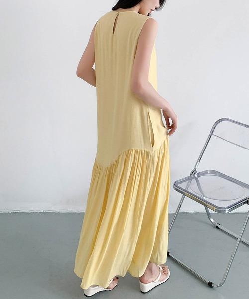 LOWO(ロワ)の「アシンメトリー切替えティアードノースリーブロングワンピース(ワンピース・レディース・ブルー/イエロー/オフホワイト/ブラック・FREE)」の22枚目の写真
