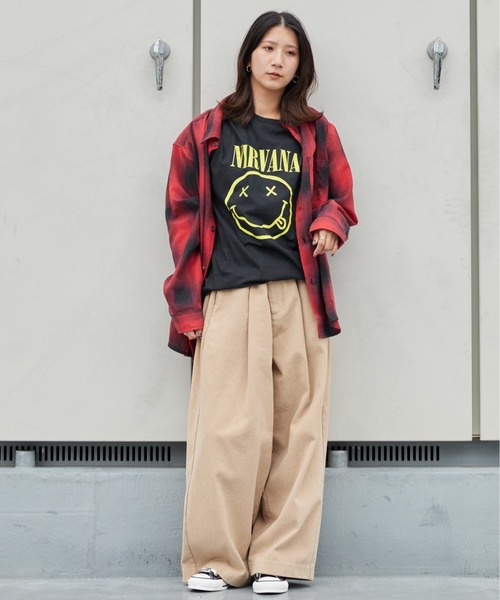 NIRVANA(ニルヴァーナ)の「Nirvana/ニルヴァーナ Yellow Happy Face Unisex Black T Shirt 秋 秋服 2026年秋冬(Tシャツ/カットソー・メンズ・ブラック/ホワイト/ブラック×ホワイト・S/M/L/XL)」の6枚目の写真