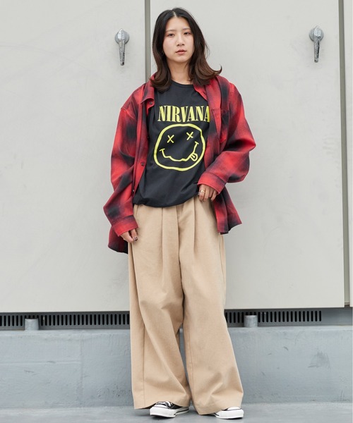 NIRVANA(ニルヴァーナ)の「Nirvana/ニルヴァーナ Yellow Happy Face Unisex Black T Shirt 秋 秋服 2026年秋冬(Tシャツ/カットソー・メンズ・ブラック/ホワイト/ブラック×ホワイト・S/M/L/XL)」の7枚目の写真