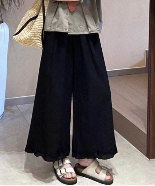 &soiree(アンドソワレ)の「裾フリル付きワイドパンツ(その他パンツ・レディース・ブラック/ホワイト/ネイビー・LARGE/X-LARGE)」の2枚目の写真