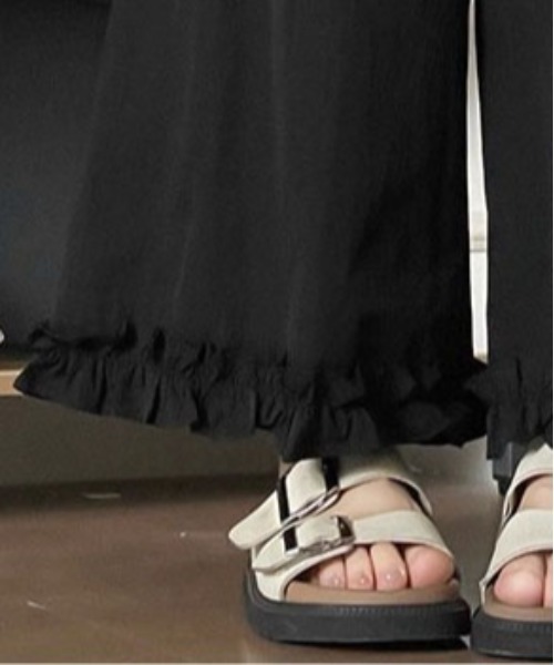 &soiree(アンドソワレ)の「裾フリル付きワイドパンツ(その他パンツ・レディース・ブラック/ホワイト/ネイビー・LARGE/X-LARGE)」の7枚目の写真