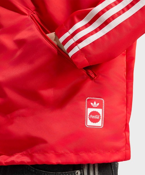 adidas(アディダス)の「コカ・コーラ クラシック スポーツ ナイロンパーカー / アディダスオリジナルス adidas Originals(ナイロンジャケット・メンズ・レッド・MEDIUM/SMALL/X-SMALL/XX-LARGE/3XL/LARGE/X-LARGE)」の4枚目の写真