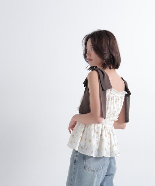 NATURAL BEAUTY BASIC（ナチュラルビューティーベーシック）の「フラワーショルダーリボンキャミ（シャツ/ブラウス・レディース・ネイビー系/ベージュ系その他・ﾌﾘ-）」の4枚目の写真