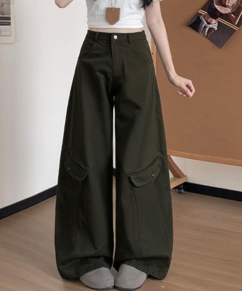 Forcement(フォースメント)の「ボリューム感が可愛い、今っぽく決まるワイドカーゴパンツ(その他パンツ・レディース・ブラック/ベージュ/カーキ・FREE)」の1枚目の写真
