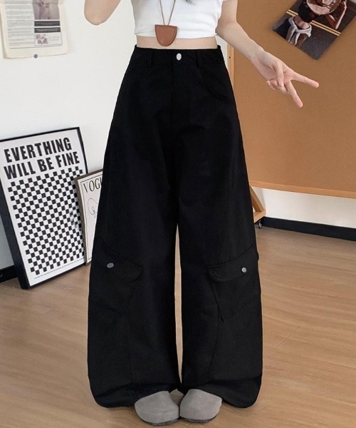 Forcement(フォースメント)の「ボリューム感が可愛い、今っぽく決まるワイドカーゴパンツ(その他パンツ・レディース・ブラック/ベージュ/カーキ・FREE)」の2枚目の写真
